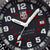 Luminox Uhr-Zifferblatt mit LUMINOX-NOX-Logo, roten Indizes und Datumsfenster bei 3