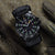 Luminox Navy SEAL XS. Uhr mit schwarzem Zifferblatt und grünen Leuchtpunkten am Arm