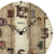 Nahansicht Vintage-Wanduhr: gealtertes braunes Zifferblatt mit schwarzen Zeigern und AMS