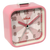 Kleiner rosa Wecker mit weißem Zifferblatt und analogen Zeigern, frontansicht