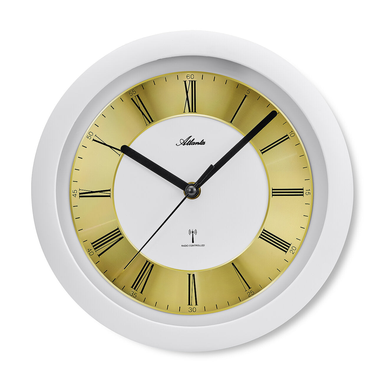 Weiße Wanduhr mit goldenem Ziffernblatt, römischen Ziffern und schwarzen Zeigern