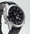 Herrenuhr in silbernem Gehäuse mit schwarzem Armband und schwarzem Zifferblatt im Profil