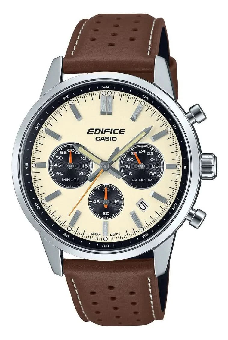 Herren-Chronographuhr: silbernes Gehäuse, braunes Lederarmband, analoges Zifferblatt.