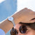 Damenuhr am Handgelenk mit silbernem Armband und rundem hellem Zifferblatt