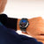 Herren-Chronographenuhr am Handgelenk mit blauem Zifferblatt und Edelstahlarmband