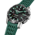 Herren-Connected-Uhr im Schrägausschnitt: schwarzes Zifferblatt, grüne Zeiger und Silikonarmband