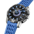 Herrenuhr, blaues Silikonarmband, schwarzes Zifferblatt mit Leuchtindizes, Seitenansicht.