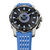 Herrenuhr mit blauem Silikonarmband, schwarzem Zifferblatt und silbernem Gehäuse.
