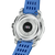 Herrenuhr-Rückseite mit blauem Silikonarmband, Metallboden und Markierungen am Gehäuse.