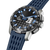 Herrenarmbanduhr schräg: schwarzes Zifferblatt mit blauen Akzenten und dunkelblauem Band