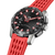 Herren-Smartwatch im Detail: schwarzes Zifferblatt, rote Akzente, rotes Silikonarmband