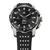 Herrenuhr mit schwarzem Zifferblatt, silberner Lünette und schwarzem Silikonband.