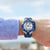 Herrenuhr am Handgelenk mit blauem Zifferblatt, Chronograph und Armband
