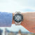 Sportlicher Festina-Chronograph am Handgelenk mit schwarzem Zifferblatt und beigem Band