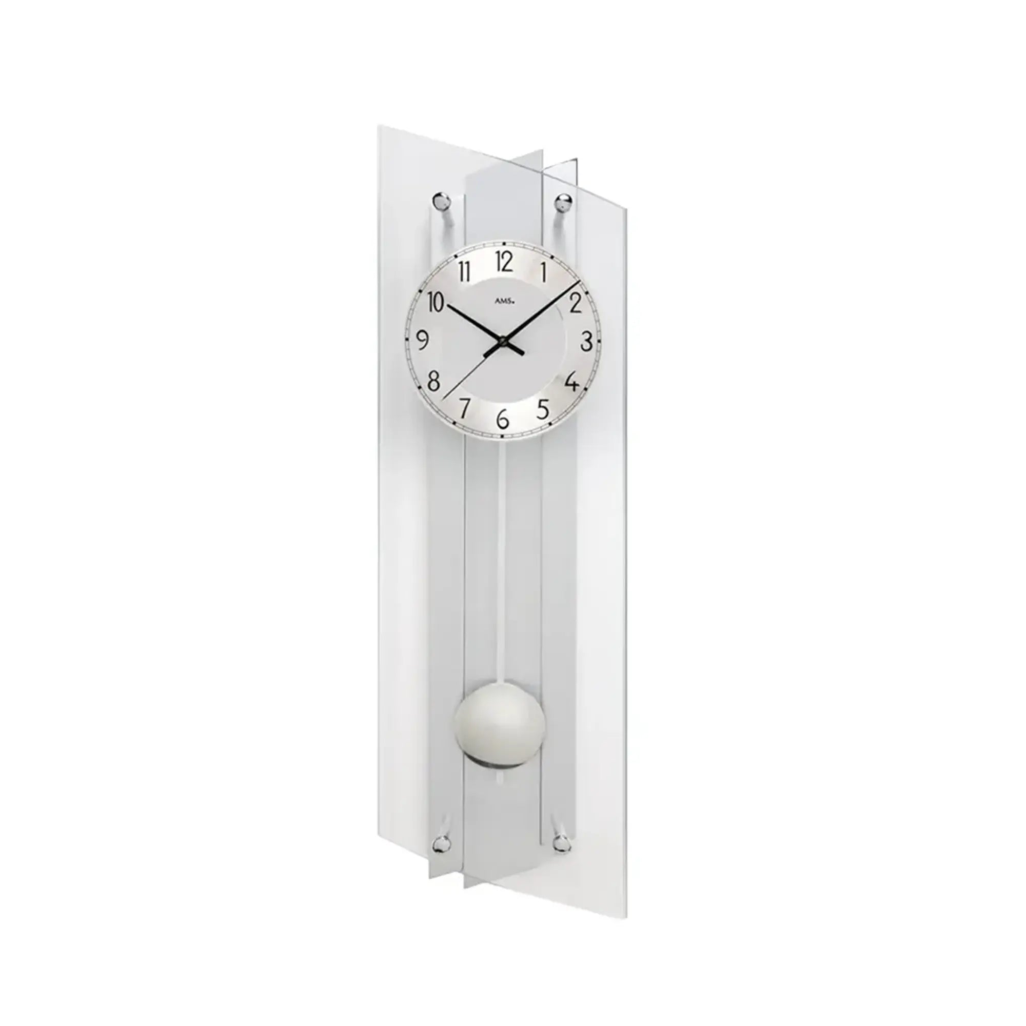 Wanduhr mit analogem Zifferblatt, silbernem Rahmen und Kugel-Pendelgewicht