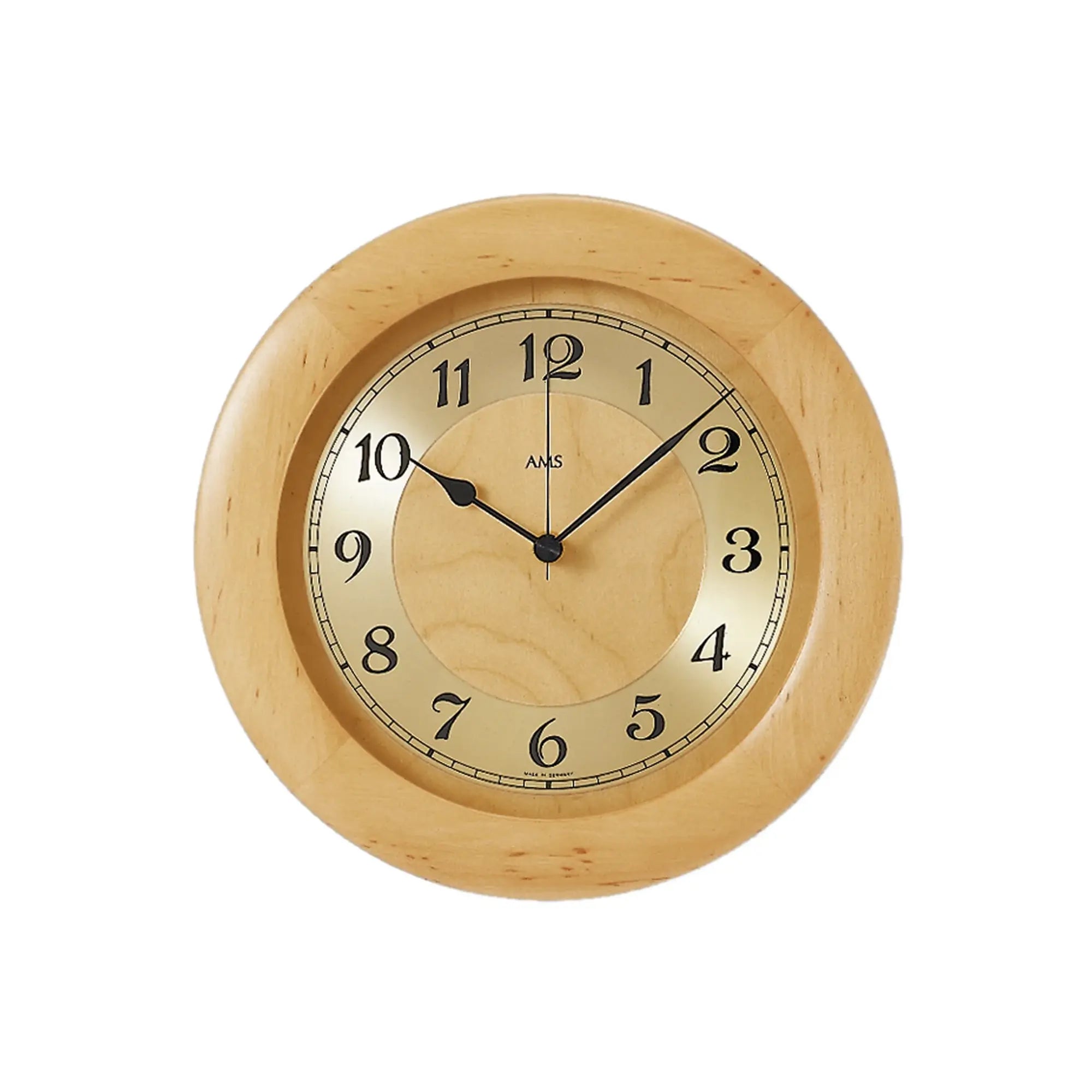 Wanduhr mit hellem Holzrahmen und beigem Zifferblatt, römische Zahlen, schwarze Zeiger