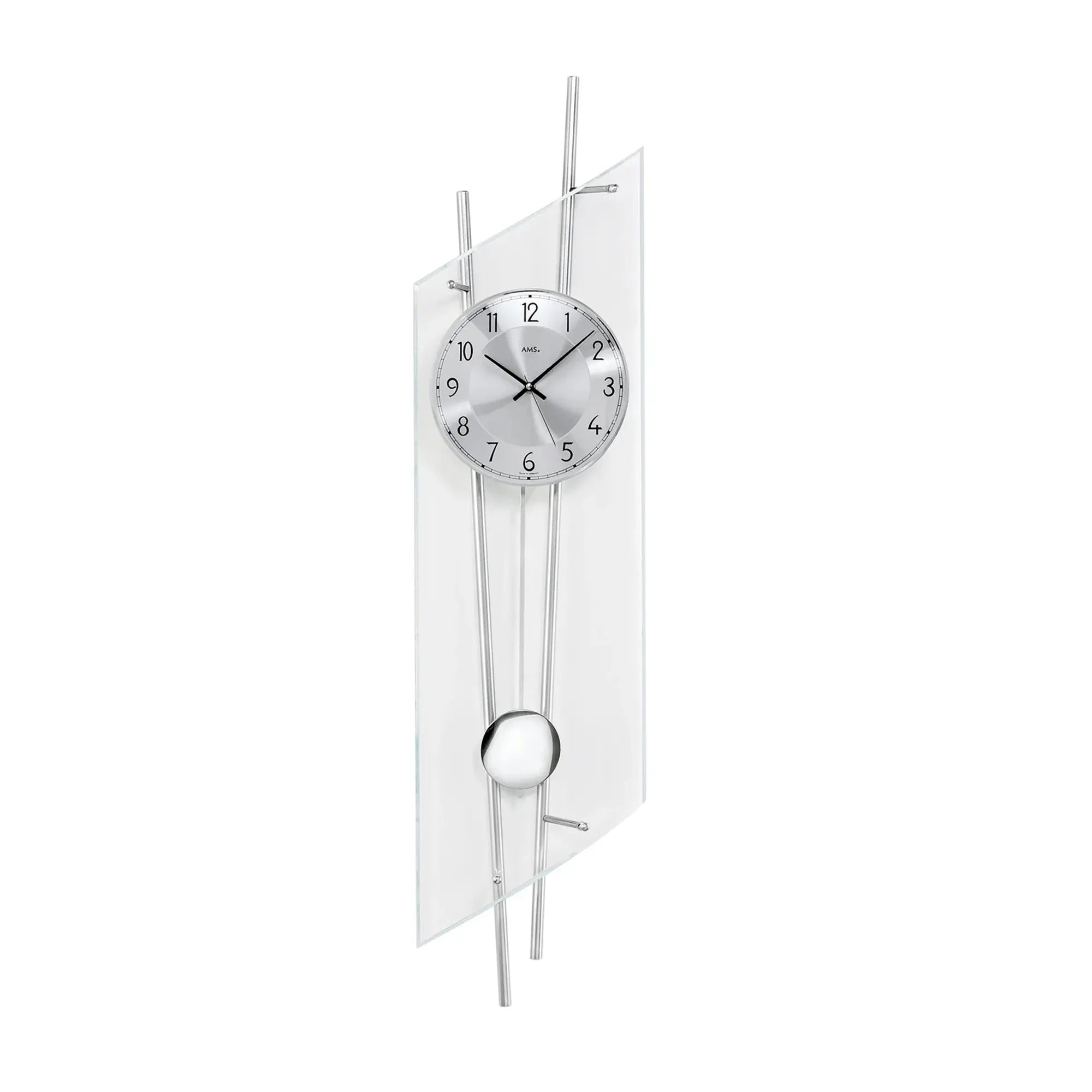 Silberne Wanduhr mit rundem Zifferblatt, schwarzen Zeigern und Kugel-Pendelgewicht