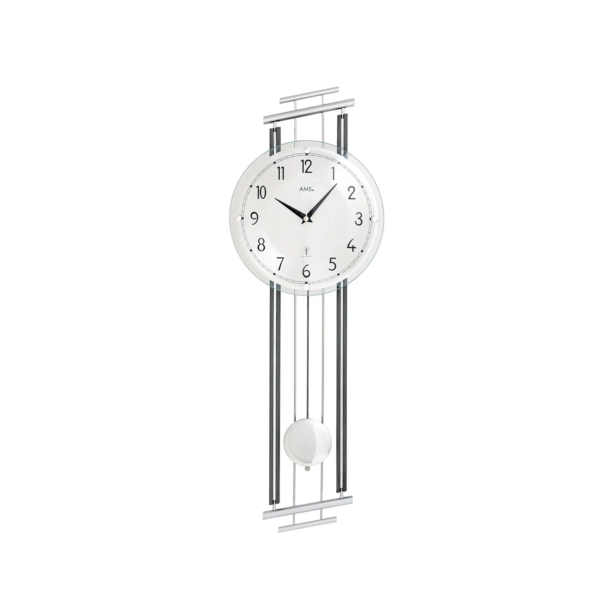 Wanduhr mit runder Ziffernblattanzeige, Pendelwerk und silbernen Streben