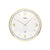 Wanduhr im Detail: goldener Rand, weißes Ziffernblatt mit Ziffern und Zeigern