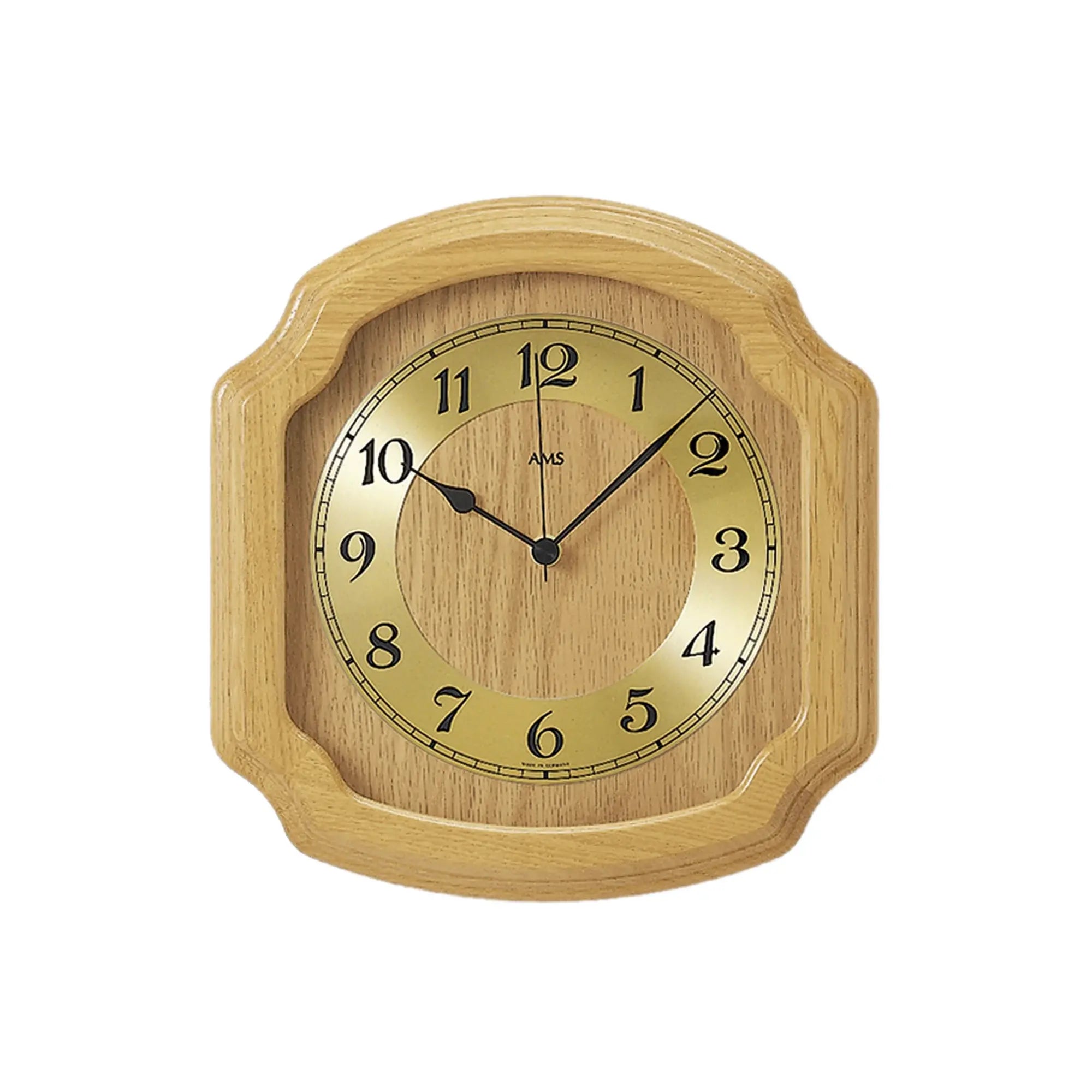 Wanduhr mit hellem Eichenholzgehäuse und Mineralglas; AMS-Zifferblatt mit Zeigern