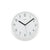 Weiße runde Wanduhr mit schwarzen Zeigern, Ziffernring und AMS-Schriftzug.