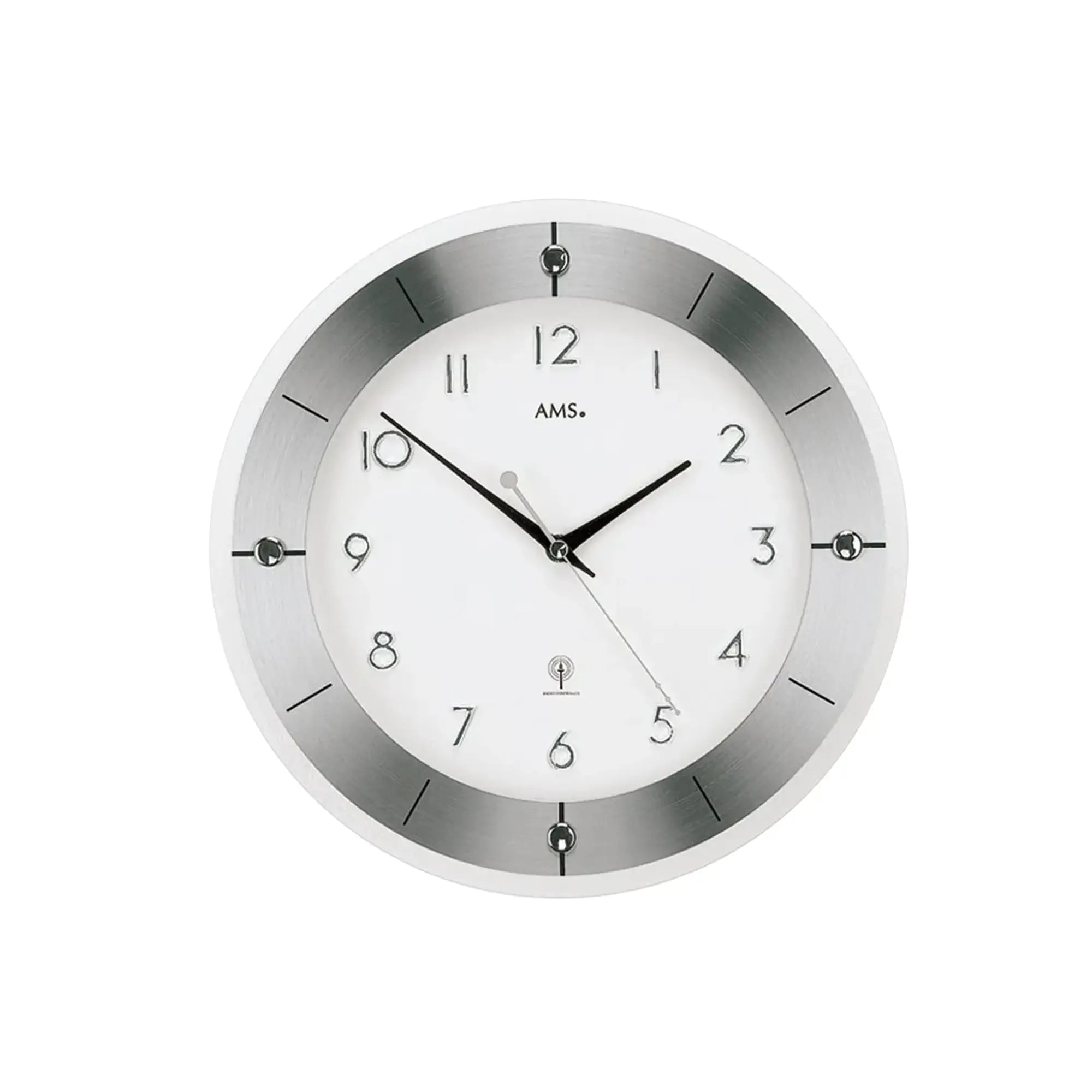 Wanduhr mit silbernem Rahmen und weißem Zifferblatt, schwarz markierten Stunden