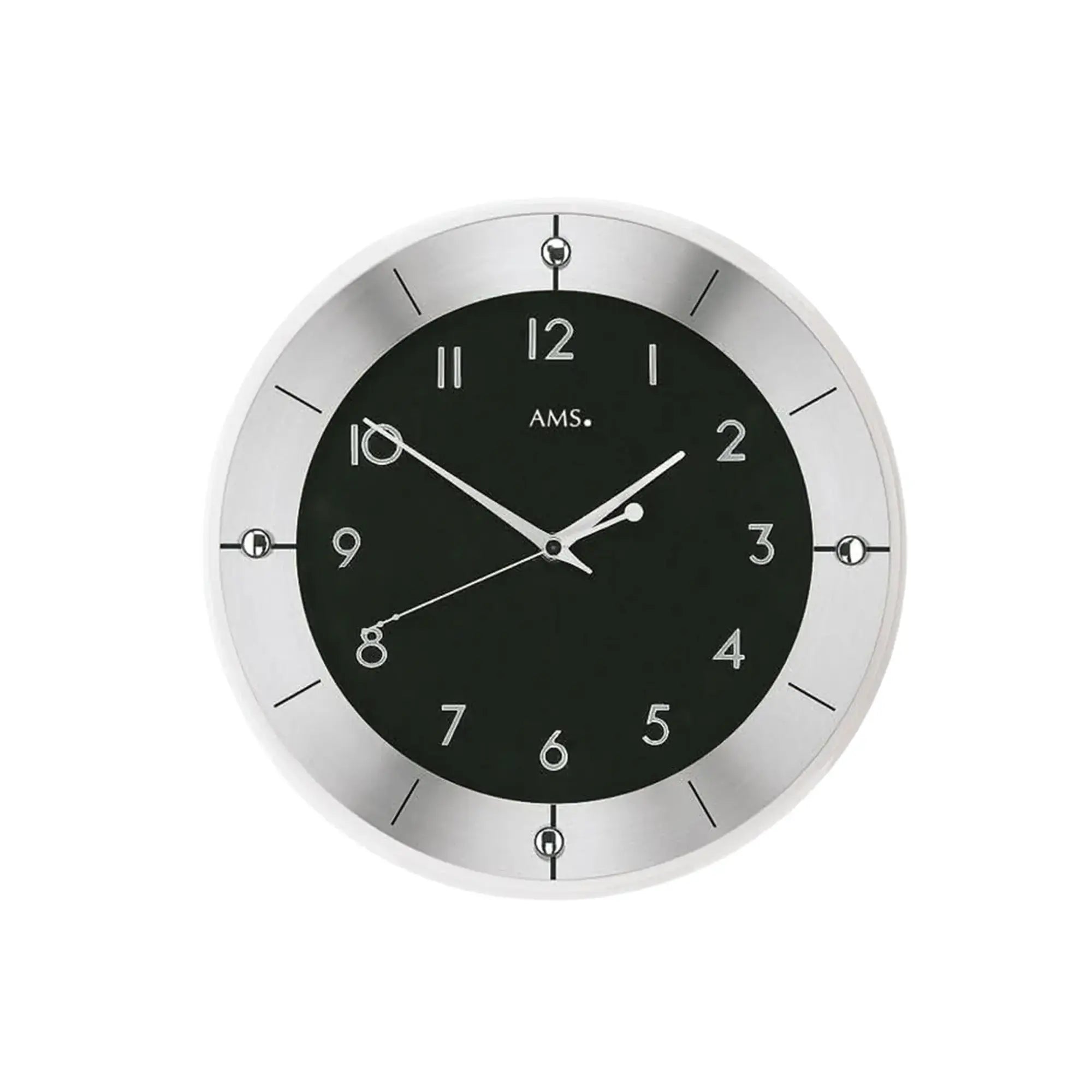 Wanduhr mit schwarzem Ziffernblatt, silbernem Rahmen und arabischen Ziffern