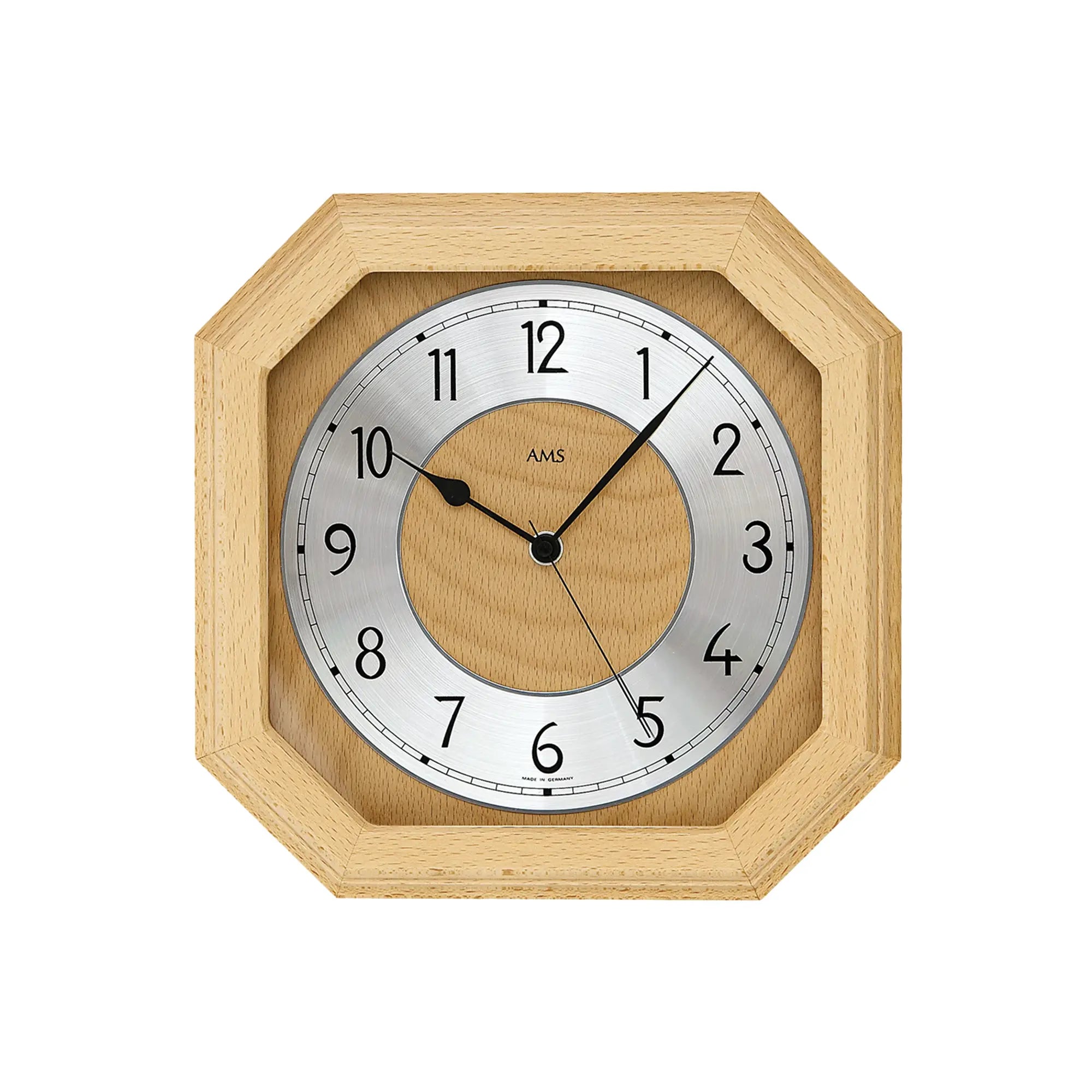 Wanduhr mit massiver Holzumrandung und Aluminium-Ziffernring, schwarzen Zeigern