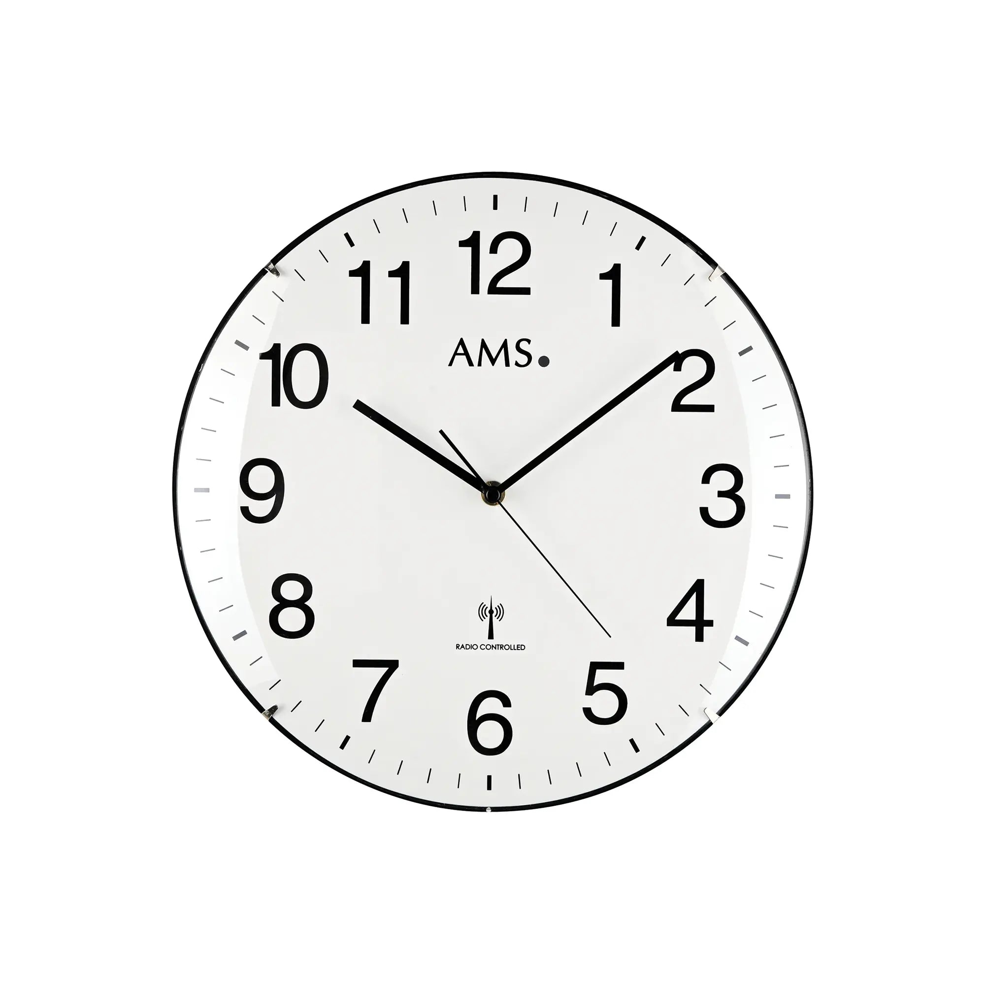 Runde Funk-Wanduhr mit weißem Ziffernblatt, schwarzen Zahlen und Zeigern, AMS-Aufdruck