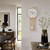 Wanduhr im Holzdesign mit silbernen Akzenten, rundes Ziffernblatt und unteres Pendelmodul