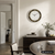 Wanduhr an Wand montiert, rundes Design mit braun-goldenem Rand und goldenen Zeigern