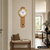 Wanduhr an der Wand mit Holzgehäuse und goldfarbenem Pendel, arabische Ziffern