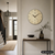 Runde Funk-Wanduhr an der Wand mit Holz-Ziffernblatt und Glasrahmen