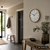 Wanduhr mit Holzrahmen und weißem Ziffernblatt, arabischen Zahlen und Funk-Symbol