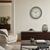 Funk-Wanduhr an der Wand, rundes blau-graues Design mit AMS-Zifferblatt und schwarzen Zeigern