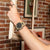Casio G-Shock Herrenuhr am Handgelenk mit beigem Armband, Gehäuse sichtbar in Seitenansicht