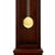 Standuhr-Front mit dunklem Holzgehäuse und rundem goldfarbenem Pendelknopf