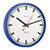 Wanduhr im Detail: blau eingefasstes, weißes Ziffernblatt mit roten Zeigern und schwarzen Strichen