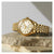 Goldfarbene Herrenuhr mit rundem Gehäuse, weißem Zifferblatt und Metallarmband