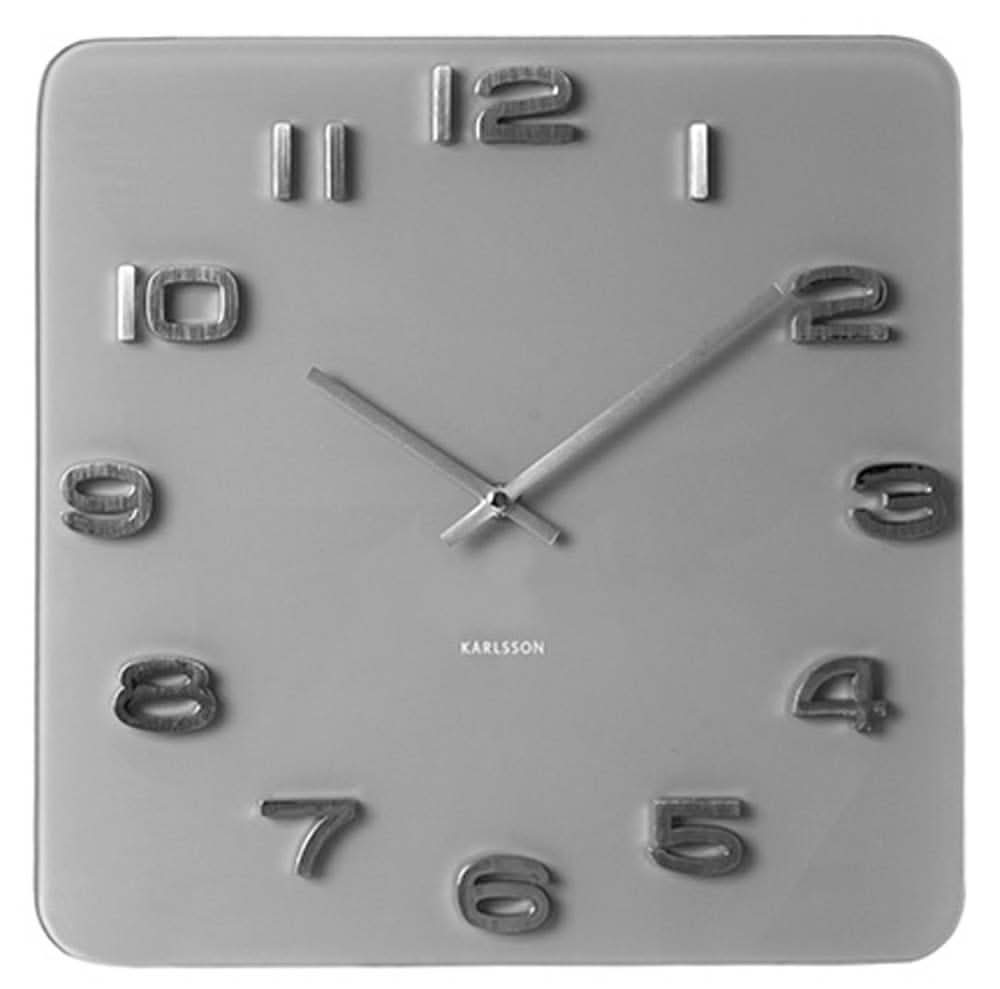 Karlsson Wanduhr mit quadratischem grauem Ziffernblatt, silbernen Ziffern und Zeigern.