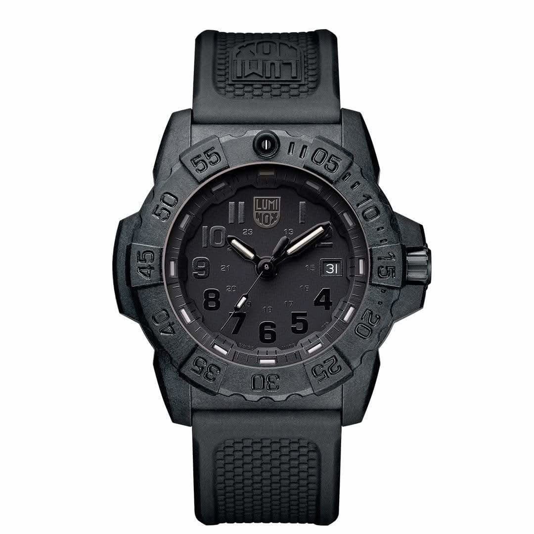 Sportliche Herrenuhr mit schwarzem Armband und dunklem Zifferblatt, Leuchtindizes.