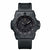 Sportliche Herrenuhr mit schwarzem Armband und dunklem Zifferblatt, Leuchtindizes.