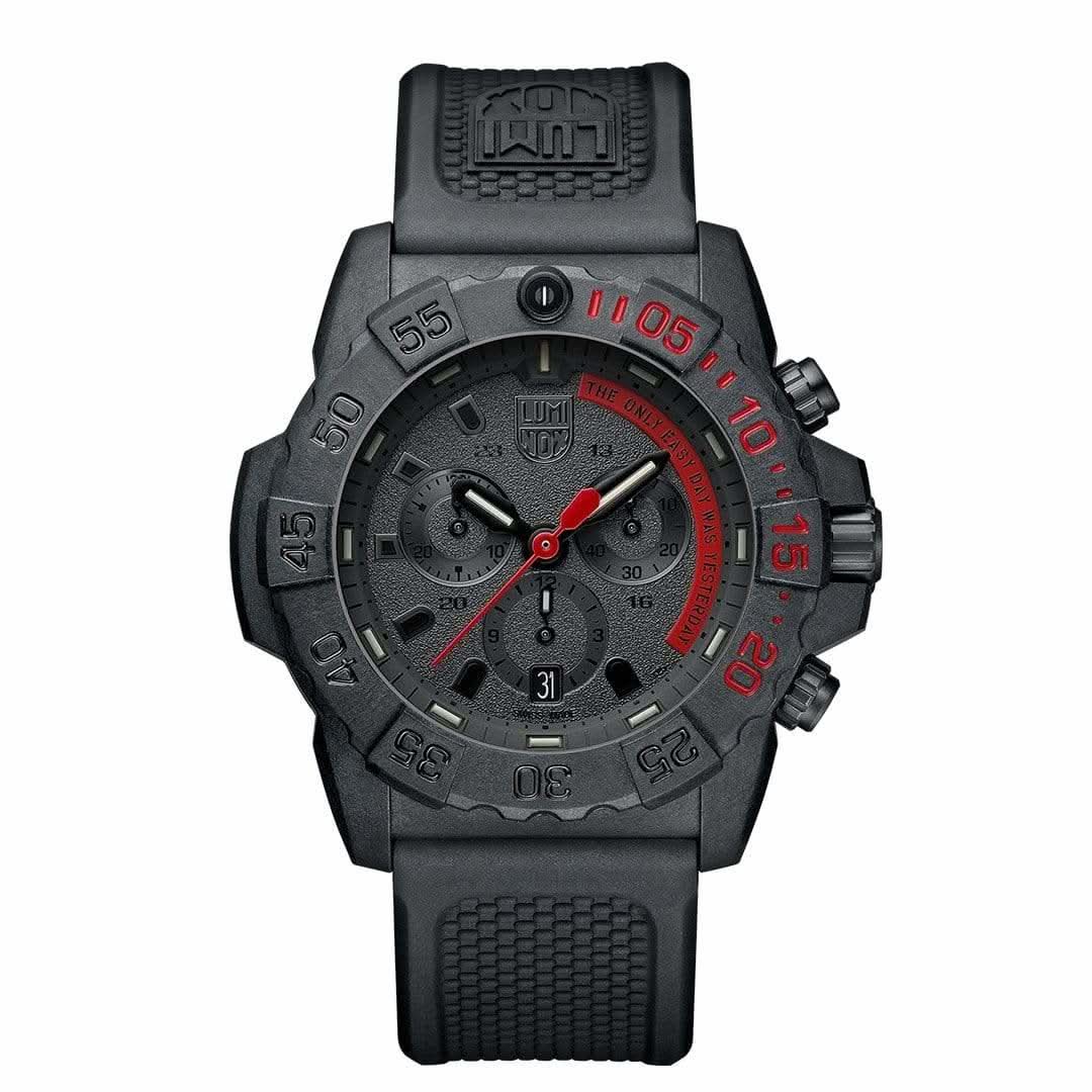 Herrenuhr mit schwarzem Carbongehäuse und Chronograph-Zifferblatt, rote Details