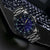 Herrenuhr am Handgelenk mit blauem Zifferblatt, Leuchtindizes und Edelstahlarmband