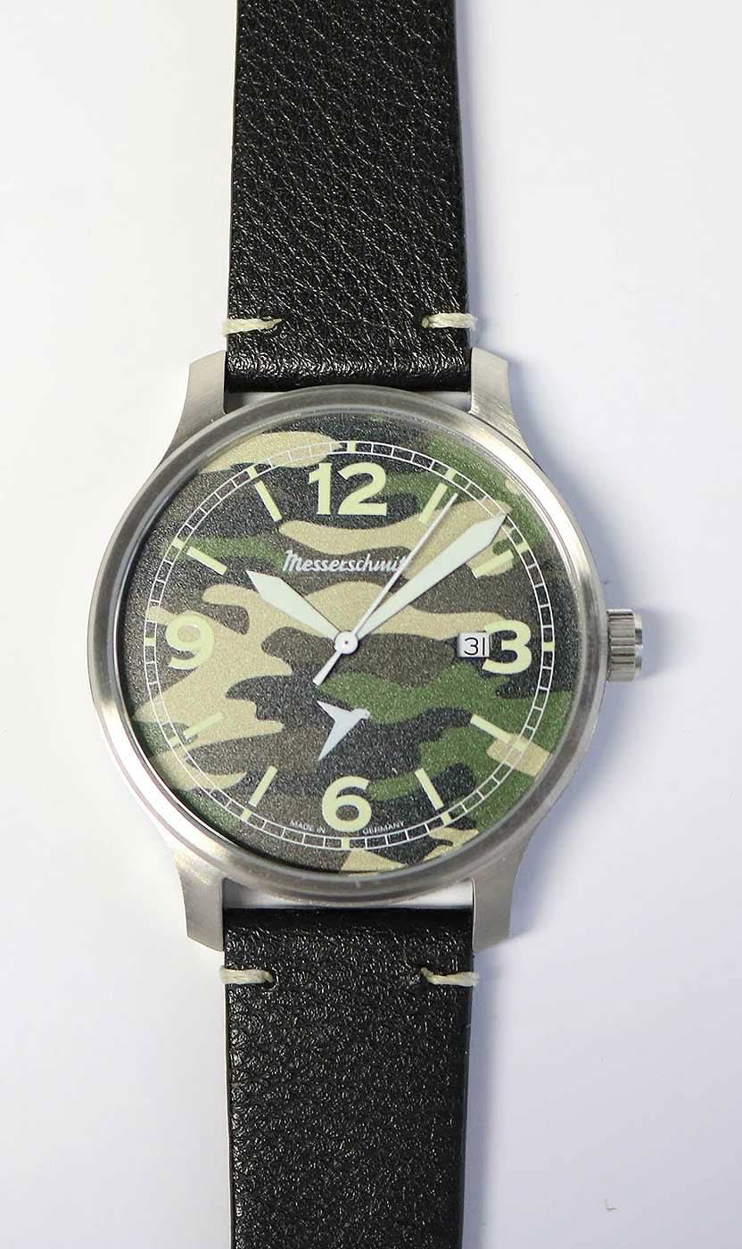 Herrenarmbanduhr mit silbernem Gehäuse, schwarzem Lederband und Camouflage-Zifferblatt