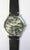 Herrenarmbanduhr mit silbernem Gehäuse, schwarzem Lederband und Camouflage-Zifferblatt
