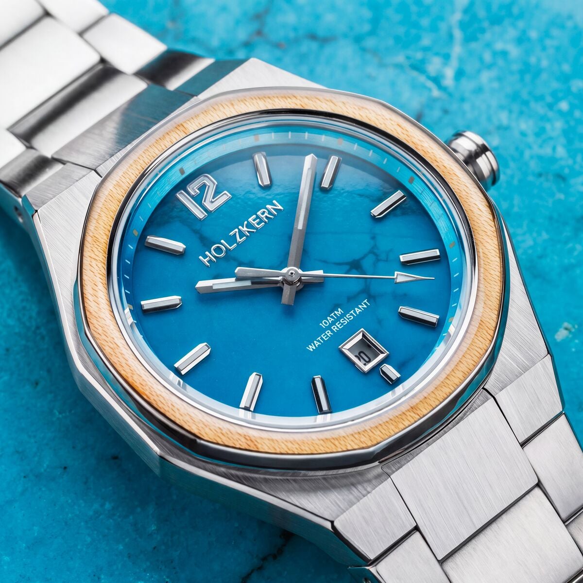 Herrenarmbanduhr mit silberfarbenem Metallband, blauem Zifferblatt und Holzlünette