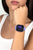 Smartwatch am Handgelenk mit lila Armband und rundem Display mit Uhrzeit