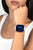 Unisex-Smartwatch am Handgelenk, rundes Display mit blauen Ziffern