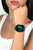 Smartwatch am Handgelenk mit türkisfarbenem Armband und Zeit 08:09